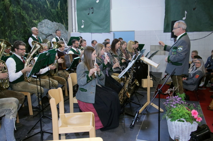 Mit einem flotten Programm begeisterten die Musikerinnen und Musiker unter ihrem Kapellmeister Rudolf Schriebl die Besucher und ernteten dafür tosenden Beifall. 