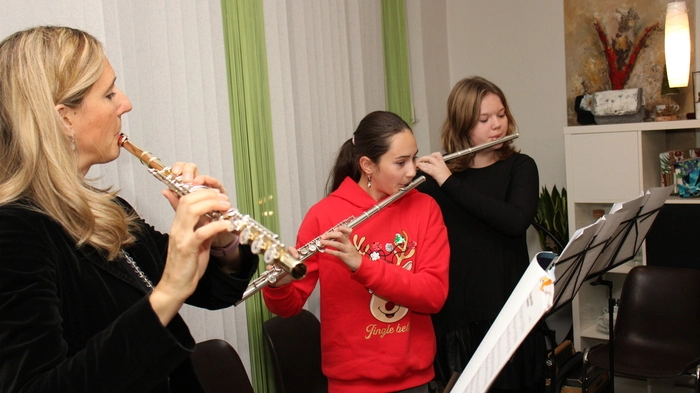 Unter dem Motto „Auf Weihnacht‘n zua“ musizieren zur Adventzeit Schülerinnen und Schüler der Musikschule Ligist im Café und Backladen Pan del Dia am Ligister Marktplatz.