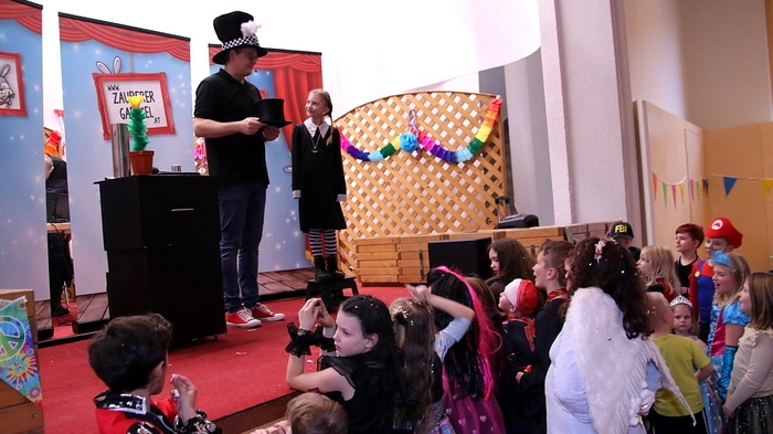 Die Kinderfreunde Rosental mit Obmann Oliver Klopschitz luden zum traditionellen Kindermaskenball und der Festsaal war bis auf den letzten Platz gefüllt.