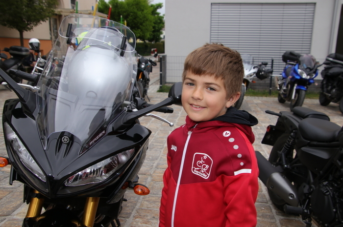 Klicken Sie sich durch die Fotos von der Motorradsegnung.