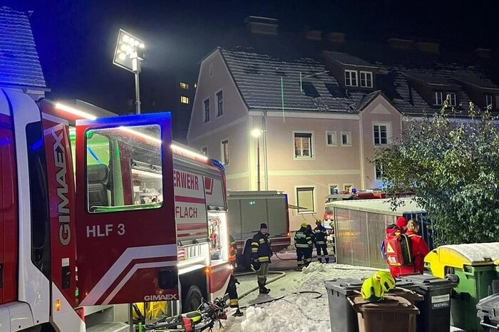 Eine Person wurde verletzt und dem Roten Kreuz übergeben.
