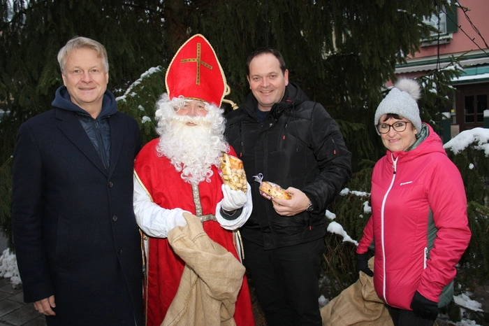 Bürgermeister Roman Neumann bedankte sich bei allen Helfern, beim Nikolo mit seinen lieben Krampussen und bei allen anwesenden Gästen für den zahlreichen Besuch.