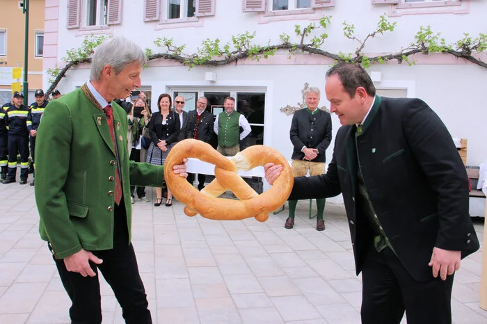 Im Anschluss sammelten sich zahlreiche Vereine zum gemeinsamen Einmarsch auf den Marktplatz und wurden von Bürgermeister Roman Neumann begrüßt. Im Rahmen der Feier wurden wieder drei Persönlichkeiten für ihre Verdienste geehrt.