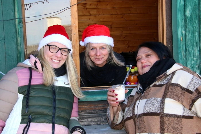 Organisiert von der Frauenbewegung Edelschrott mit Obfrau Martina Holzmann boten eine Reihe von Edelschrotterinnen und Edelschrotter ihre Handwerkskunst, selbst gebackene Mehlspeisen, Essenzen, Säfte und noch viel mehr zum Kauf an.