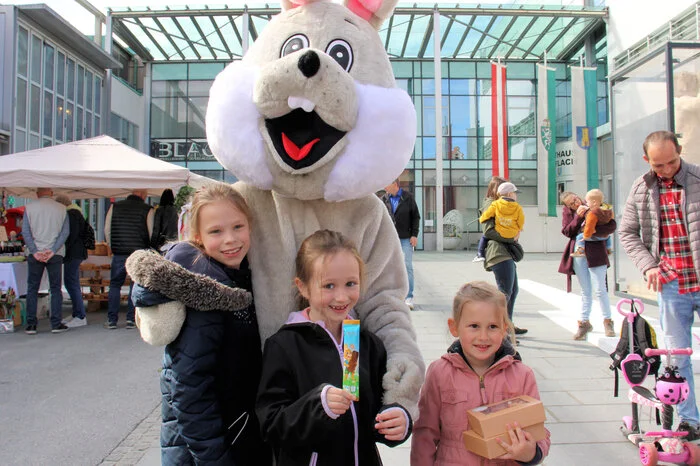 Auch der beliebte Osterhase war wieder den ganzen Tag unterwegs und verteilte an die jungen Besucher kleine Geschenke.