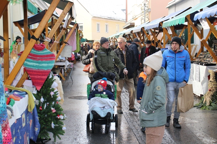 Ein Highlight für die jungen Gäste war der Besuch des Weihnachtsmannes, der alle Kinder ein Geschenkesackerl übergab und frohe Festtage wünschte.