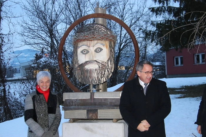 Die vom Künstler Fritz Ostermann gefertigte Skulptur wurde von der Familie Skorjanc bereits vor Jahren bei einer Tombola gewonnen und wurde nun von Hannerl Skorjanc an die Gemeinde als Geschenk übergeben. „Endlich hat ‚mein Herrgott‘ einen würdigen Platz gefunden“, hat Hannerl bei der Feier freudig verkündet.