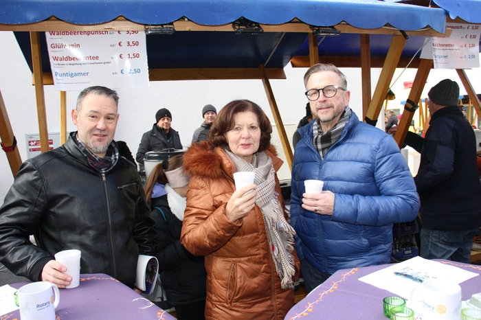 Aufgrund des großen Zuspruches im Vorjahr gab es auch heuer im Bereich des Rathauses das bunte Genussdorf mit kulinarischen Köstlichkeiten.