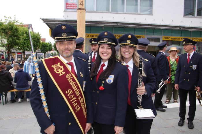 Auch die drei Blasmusikkapellen der Lipizzanerstadt, der Musikverein Graden, die Glasfabriks- und Stadtkapelle Köflach und der Musikverein Gestüt Piber stellten sich, obwohl schon seit den Nachtstunden zum „Maiaufwecken“ spielend unterwegs, mit flotten Märschen ein.
