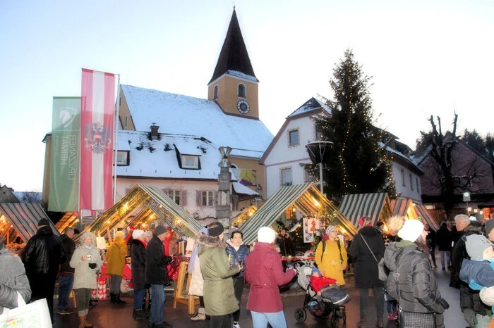 Neben Angeboten rund um das Weihnachtsfest konnten die vielen Besucher auch beste Kulinarik mit heimischen Produkten bis in die späten Abendstunden genießen.