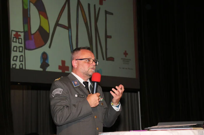 Anschließend präsentierte Bezirksgeschäftsführer Aldo Striccher den Jahresbericht und beleuchtete die Aktivitäten der einzelnen Tätigkeitsbereiche. Besonders hervorgehoben wurden die zahlreichen Aktivitäten des Jugendrotkreuzes, die Formierung des neuen Rotkreuz-Drohnenstützpunktes sowie die Ausbildung der First-Responder.