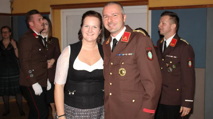 Unter dem Motto „Uniform trifft Tracht“ organisierten die Kameradinnen und Kameraden der Freiwilligen Feuerwehr Ligist unter der Leitung von HBI Mark Wibner wieder einen Ball mit vielen Highlights.