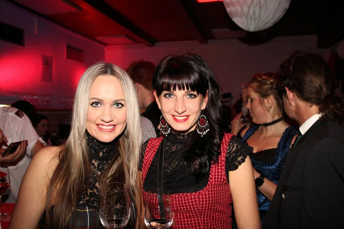 Klicken Sie sich durch die Fotos vom Ball der FF Ligist!