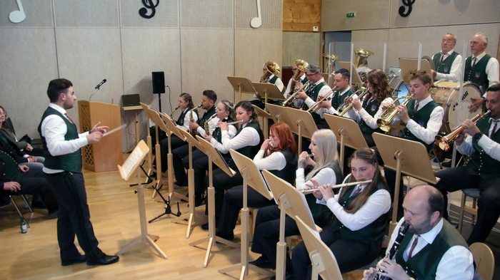 Bestens besucht war das traditionelle Wunschkonzert der Ortsmusikkapelle Hirschegg im Musikerheim.