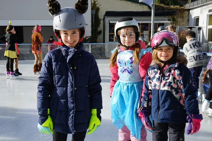 Trotz der frühlingshaften Temperaturen wagten sich viele Kinder auf den Eislaufplatz beim Rathaus und konnten ihre Bahnen ziehen. 