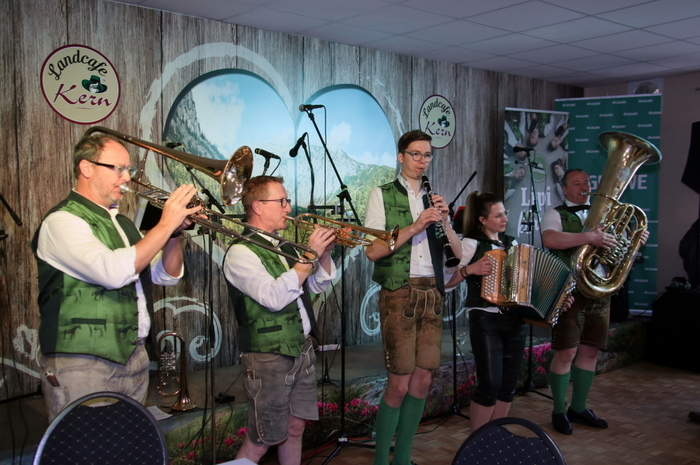 Lisa Rieger (Steirische Harmonika), Franz Papst (Trompete) Stefan Stering (Klarinette), Jürgen Holler (Bass) mit ihrem „Chef“ Gerald Pichler (Posaune) an der Spitze sorgten bereits beim Einmarsch für Schwung und beste Laune.
