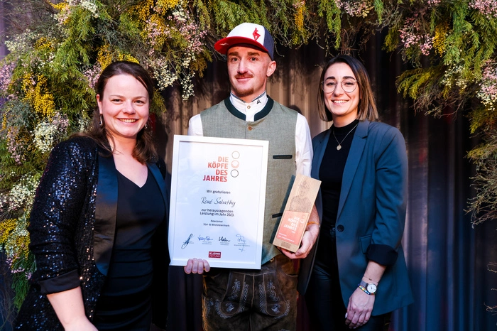 Sieger Newcomer: Redakteurin Julia Haslebner mit Sieger René Sabathy und Sponsorenvertreterin Celina Dohr, Marketingleiterin des Wirtschaftsbunds Steiermark