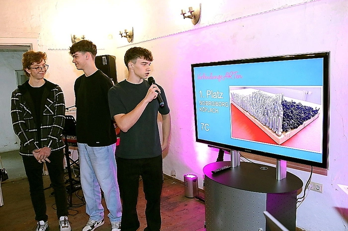 Bei der bestens besuchten Vernissage, welche von Klaus Finder musikalisch gestaltet wurde, konnte EJOT-Geschäftsführer Andrea Camola auch die Schuldirektoren Gudrun Finder (BG/BRG/BORG Köflach), Karlheinz Sanz (HLW Lipizzanerheimat), und Alexandra Marchler (HTL Voitsberg), die Kunsterzieher Alexandra Hütter, Marianne Landsmann und Eva Ferner sowie Schloss-Hausherrn Ernst Lasnik begrüßen. 