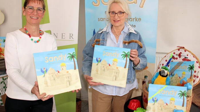 Im Rahmen des Loazkörblmarktes in der Köflacher Innenstadt präsentierte Gabriele Gschiel in den Räumlichkeiten des ehemaligen Fahrradhandels Bratschko ihr erstes eigenes Kinderbuch mit dem Titel „Sandy – eine sandbärenstarke Geschichte“.