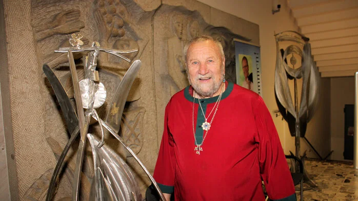 Unter dem Motto „Seventy-Seven transformiert in Farben und Formen“ präsentiert der bekannte Künstler Robert W. Wilfing aus Altreiteregg in Hitzendorf bis einschließlich 14. Juni 2024 seine Skulpturen und Bilder in den Räumlichkeiten des Arik-Brauer-Rathauses in Voitsberg.