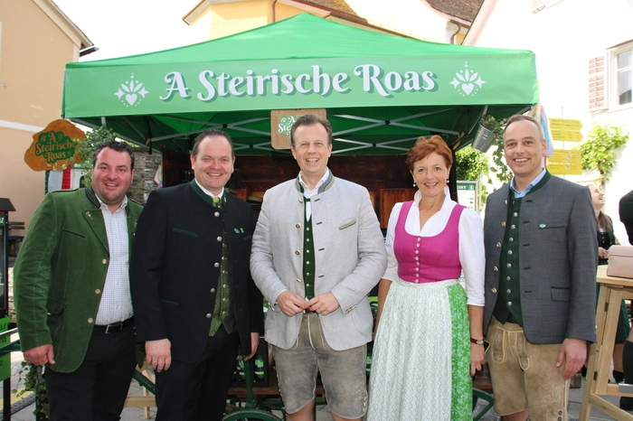 Bürgermeister Roman Neumann konnte unter anderen Landesrat Karlheinz Kornhäusl, Nationalrätin Juliane Bogner-Strauß, LAbg. Erwin Dirnberger und viele Bürgermeister in der Marktgemeinde begrüßen.