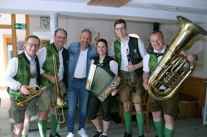 Diesmal hatte Markus Kern die heimische Gruppe „Lipi Klang“ geladen.