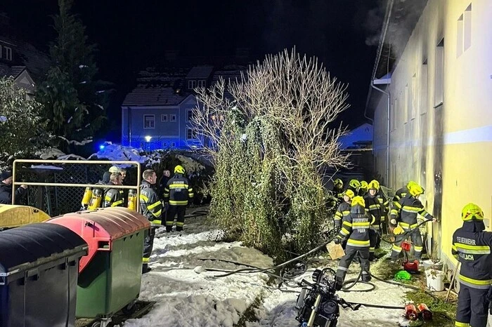 Drei Atemschutztrupps konnten den Brand bekämpfen und nach gut 1,5 Stunden konnte endgültig „Brand aus“ gegeben werden.