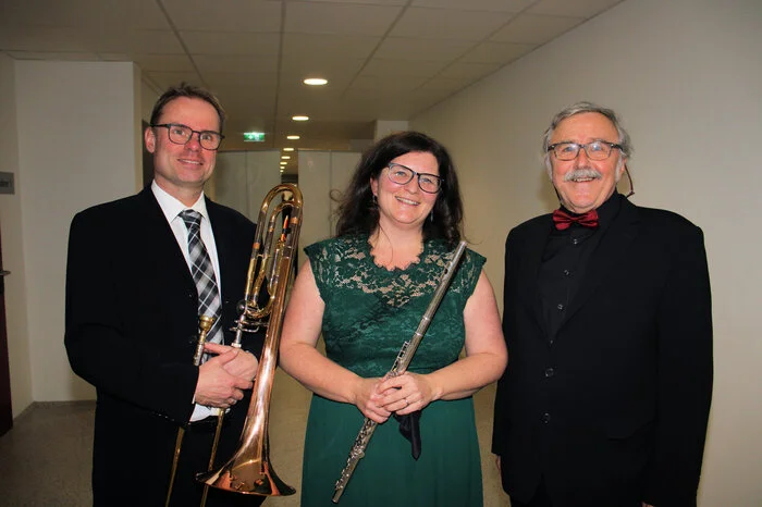 Orchesterleiter Ernst Wedam, Sopranistin Anita Vozsech und die Musikerinnen und Musiker begeisterten die Zuschauer mit schwungvollen Melodien.