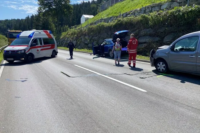 Platz 7: Besonders viele Menschen wollten wissen, wie ein Verkehrsunfall im August in Voitsberg ausgegangen ist. Dabei hatten zwei Kinder und eine Frau Glück im Unglück – sie befanden sich in einem Auto, dessen Lenker während der Fahrt einen medizinischen Notfall erlitt. Nachdem der Wagen zum Stillstand gekommen war, kam es zu einer weiteren Kollision. Auch hier blieb das Glück auf der Seite der Beteiligten, da auch die nachfolgende Autofahrerin ohne Verletzungen davonkam. Die Rettungskette funktionierte wieder einmal tadellos, im Einsatz standen das Rote Kreuz Voitsberg-Köflach und die Stadtfeuerwehr Voitsberg.