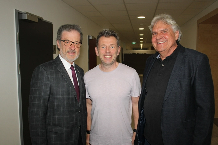 Am Foto: Bgm. Engelbert Huber, Kabarettist Martin Kosch und USV-Obmann Johann Trost