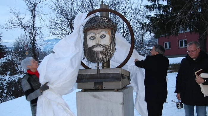 Diese Woche wurde am Barbaratag, dem 4. Dezember, eine außergewöhnliche, auf den ersten Blick vielleicht etwas eigenwillige Darstellung des schmerzvollen Jesu in unmittelbarer Nähe bei der Gradnerkapelle in Rosental von Bürgermeister Johannes Schmid enthüllt.