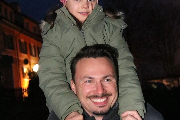 Die Eltern spazierten mit ihren Kindern gemütlich den Weg vom Kirchplatz zur Krampushöhle.