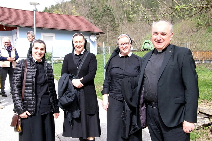 Auch Diözesanbischof Wilhelm Krautwaschl besuchte mit drei ehrwürdigen Schwester die Vorstellung am Ostermontag und hatte sichtlich Spaß an der Aufführung. 
