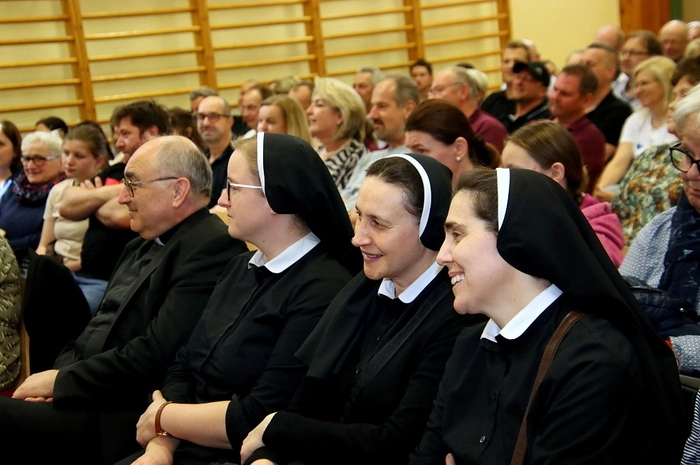 Karten können zwischen 19 und 21 Uhr unter Tel. 0677-61 44 07 04 vorbestellt werden, Restkarten gibt es an der Abendkasse.