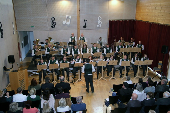 Unter Obmann Stefan Hiebl und Kapellmeister Christian Schmolli boten die Musikerinnen und Musiker ein Feuerwerk an zündenden und bewegenden Melodien.
