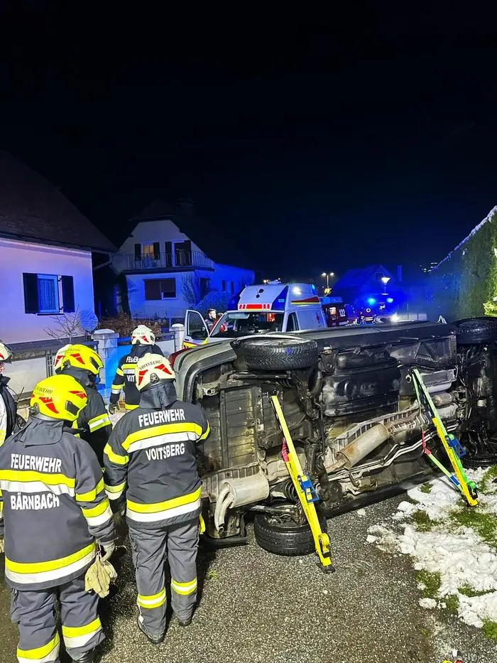 Der Pkw touchierte ein parkendes Fahrzeug