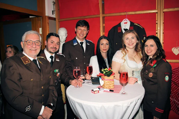 Im geschmackvoll dekorierten Saal der Mehrzweckhalle Ligist und im Discozelt konnten die vielen Besucher eine schwungvolle Ballnacht bis in die frühen Morgenstunden genießen.