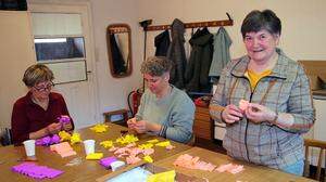 Kürzlich trafen sich die Mitglieder der Katholischen Frauenbewegung Kainach, um gemeinsam Papierblumen zu formen