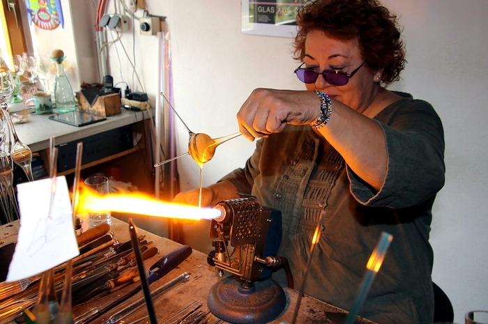 Beim Glasmachen zusehen konnten die Besucher am sehr gut besuchten Eröffnungswochenende der Künstlerin Renate Prehal.