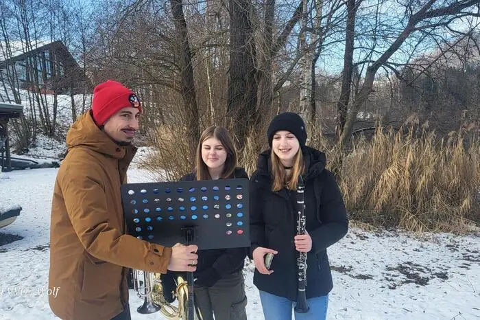 Die Marktmusikkapelle Stallhofen sorgte für die musikalische Umrahmung der Veranstaltung, das Team der Feuerwehr sorgte für die Verköstigung mit wärmenden Getränken und Aufstrich-Broten.
