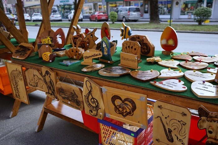 Zwei kuschelige Osterhasen sorgten auch dieses Jahr wieder für Stimmung und verteilten Süßigkeiten an die Kinder.