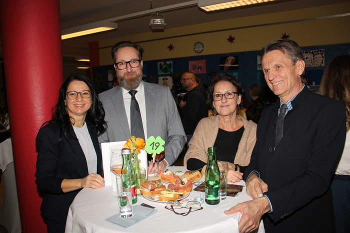 Schon vor Beginn des Konzerts konnten die Gäste in der Veranstaltungshalle Mooskirchen bei Brötchen und Getränken zusammenstehen. Die Mitarbeiterinnen der Marktgemeinde Mooskirchen hatten die Räumlichkeiten mit Blumen geschmückt.
