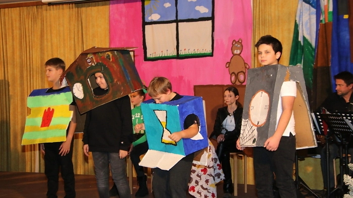 Die Aula der Musikmittelschule Stallhofen war voll besetzt, als die zweiten Klassen der MMS das Musical „Ausgetickt – Die Stunde der Uhren“ aufführten.