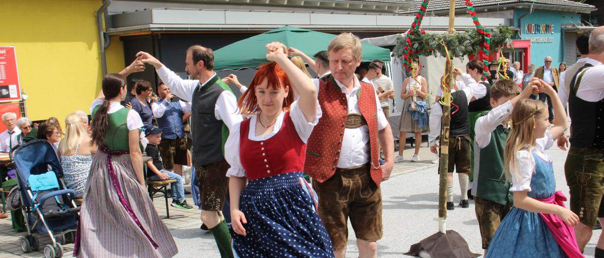Die Volks- und Schuhplattlergruppe Ligist-Krottendorf mit einer Tanzeinlage