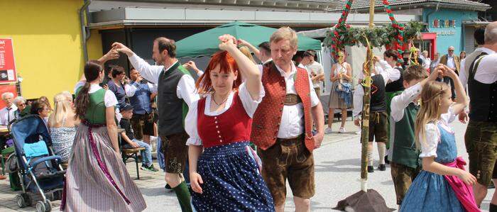 Die Volks- und Schuhplattlergruppe Ligist-Krottendorf mit einer Tanzeinlage
