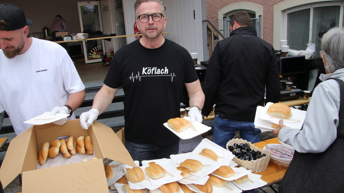 „Dieses Stadtfrühstück am 1. Mai ist ein Danke an Sie, werte Bewohner von Köflach“, begrüßte Bürgermeister Helmut Linhart die Besucher, „ein Danke dafür, dass Sie unserer Stadt die Treue halten und auch ein Danke dafür, dass Sie das ganze Jahr über Ihre Steuern und Abgaben an die Stadt bezahlen.“