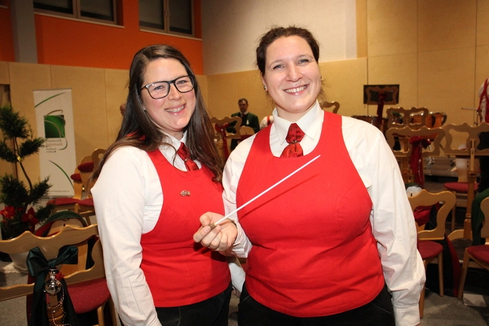 Die jungen Musikerinnen und Musiker zeigten unter der Leitung von Kapellmeister-Stellvertreterin Tamara Ott ihr Können. Erstmals nach dem Abgang von Kapellmeister Helmut Rumpf standen beim Wunschkonzert mit Orchesterleiterin Tamara Ott und Beate Pitscheneder
zwei Damen am Dirigentenpult.