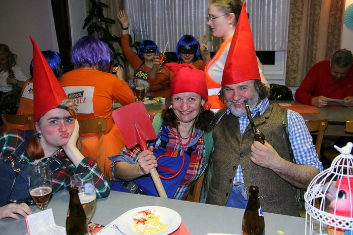 Da tummelten sich unter anderen Aperol-Flaschen, Gartenzwerge und Piraten.
