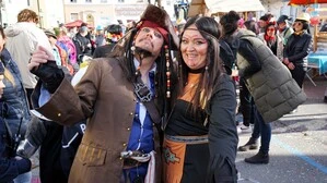 Auch Kapitän Jack Sparrow und eine Indianerin mischten sich unter die Kostümierten