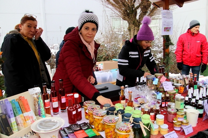 Zahlreiche heimische Vereine und Institutionen boten den vielen Besuchern an den rund 20 Hütten ihre Produkte an, von Handwerkskunst bis zu Weihnachtsschmuck gab es alles zu erwerben.